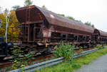 Vierachsiger offener Drehgestell-Schüttgutwagen mit dosierbarer Schwerkraftentladung, 31 80 6940 387 D-DB, Gattung Facs 124 (ex DR Gattung Eads-y), der DB Cargo AG, steht 12 Oktober 2025,