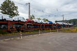 Doppelstock-Autotransportwagen 25 80 4367 693-5 D-ATG, der Gattung Laaeks 553, der DB Cargo Logistics GmbH (ex DB Schenker ATG) am 01 August 2024 im Zugverband bei der Zugdurchfahrt in