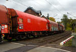 Vierachsiger Drehgestell-Flachwagen mit verschiebbarem Planenverdeck und Lademulden für Coiltransporte, 31 80 4675 893-0 D-DB, der Gattung Shimmns-ttu 722, der DB Cargo AG am 09 Oktober 2025 im Zugverband bei der Zugdurchfahrt in Kirchen/Sieg beim Bü km 121,192.
Diese Wagen sind speziell für den Transport witterungsempfindlicher Blechrollen (Coils) bestimmt. Er besitzt feste Stirnwände, 5 fest im Untergestell eingebaute Lademulden. Die Wagenabdeckung erfolgt mit einer PVC-beschichteten Gewebeplane, die auf 11 Rohrrahmen aufliegt. Über Laufwagen ist das Planendach in Wagenlängsrichtung verschiebbar. Die Verriegelung des Planendaches an den Stirnwänden erfolgt über eine 4-Punkt-Zentralverriegelung, die sowohl vom Erdboden als auch von der Rampe aus bedient werden kann. Das Planenverdeck lässt sich an einem Wagenende so weit zusammenschieben, dass ca. 2/3 der Ladefläche zur Beladung freigegeben wird. Hierdurch ist eine einfache Beladung des Wagens sowohl von oben als auch von der Seite aus möglich. 
Die Wagen der Bauart Shimmns-ttu 722 sind mit 12 verstellbaren Festlegearmen ausgerüstet, gegenüber früheren Bauarten (z. B. Shimmns-tu 718) sind die einzelnen Arme grob verschiebbar und zusätzlich über Handräder fein einstellbar. Dadurch können die Arme bis auf Kontakt an die Coils herangeführt werden. Die Auskleidung der Mulden mit einer Gummiauflage soll einen optimalen Schutz des Coilbleches, der auch durch eine spezielle Muldenkonstruktion erreicht wird, unterstützen. Im Wageninneren sind auf Piktogrammen Beladehinweise und -schemen angebracht.
Diese Wagen wurden ab 2002 aus den Wagen mit verschiebbaren Teleskophauben der Gattung Shimmns 708 umgebaut.
TECHNISCHE DATEN:
Spurweite: 1.435 mm (Normalspur)
Achsanzahl: 4 (in 2 Drehgestelle)
Länge über Puffer: 12.040 mm
Länge der Ladefläche: 10.800 mm
Drehzapfenabstand: 7.000 mm
Achsabstand im Drehgestell: 1.800 mm
Eigengewicht: 23.600 kg
Höchstgeschwindigkeit: 100 km/h (beladen) / 120 km/h (leer)
Maximales Ladegewicht: 66,0 t (Streckenklasse D4)
Kleinster bef. Gleisbogenradius: 35 m
Bauart der Bremse: KE-GP
Intern. Verwendungsfähigkeit: RIV
Die Bedeutung der Gattungs- und Kennbuchstaben (hier Shimmns-ttu):
S - Drehgestellflachwagen in Sonderbauart
h - für den Transport von Blechrollen, liegend verladen, eingerichtet
i - mit beweglicher Abdeckung und festen Stirnwänden
mm - mit vier Radsätzen Ladelänge unter 15 m, bei sechs unter 18 m
n - höchste Lastgrenze über 60 t
s - Höchstgeschwindigkeit 100 km/h (beladen)
-ttu - 	Mit besonderer, stufenlos verstellbarer Festlegeeinrichtung zum Sichern gebündelter Schmalbandcoils und Auskleidung der Mulden mit gewebeverstärkten Gummimatten. Vierachsiger Drehgestell-Flachwagen mit verschiebbarem Planenverdeck und Lademulden für Coiltransporte, 31 80 4675 893-0 D-DB, der Gattung Shimmns-ttu 722, der DB Cargo AG am 09 Oktober 2025 im Zugverband bei der Zugdurchfahrt in Kirchen/Sieg beim Bü km 121,192.
Diese Wagen sind speziell für den Transport witterungsempfindlicher Blechrollen (Coils) bestimmt. Er besitzt feste Stirnwände, 5 fest im Untergestell eingebaute Lademulden. Die Wagenabdeckung erfolgt mit einer PVC-beschichteten Gewebeplane, die auf 11 Rohrrahmen aufliegt. Über Laufwagen ist das Planendach in Wagenlängsrichtung verschiebbar. Die Verriegelung des Planendaches an den Stirnwänden erfolgt über eine 4-Punkt-Zentralverriegelung, die sowohl vom Erdboden als auch von der Rampe aus bedient werden kann. Das Planenverdeck lässt sich an einem Wagenende so weit zusammenschieben, dass ca. 2/3 der Ladefläche zur Beladung freigegeben wird. Hierdurch ist eine einfache Beladung des Wagens sowohl von oben als auch von der Seite aus möglich. 
Die Wagen der Bauart Shimmns-ttu 722 sind mit 12 verstellbaren Festlegearmen ausgerüstet, gegenüber früheren Bauarten (z. B. Shimmns-tu 718) sind die einzelnen Arme grob verschiebbar und zusätzlich über Handräder fein einstellbar. Dadurch können die Arme bis auf Kontakt an die Coils herangeführt werden. Die Auskleidung der Mulden mit einer Gummiauflage soll einen optimalen Schutz des Coilbleches, der auch durch eine spezielle Muldenkonstruktion erreicht wird, unterstützen. Im Wageninneren sind auf Piktogrammen Beladehinweise und -schemen angebracht.
Diese Wagen wurden ab 2002 aus den Wagen mit verschiebbaren Teleskophauben der Gattung Shimmns 708 umgebaut.
TECHNISCHE DATEN:
Spurweite: 1.435 mm (Normalspur)
Achsanzahl: 4 (in 2 Drehgestelle)
Länge über Puffer: 12.040 mm
Länge der Ladefläche: 10.800 mm
Drehzapfenabstand: 7.000 mm
Achsabstand im Drehgestell: 1.800 mm
Eigengewicht: 23.600 kg
Höchstgeschwindigkeit: 100 km/h (beladen) / 120 km/h (leer)
Maximales Ladegewicht: 66,0 t (Streckenklasse D4)
Kleinster bef. Gleisbogenradius: 35 m
Bauart der Bremse: KE-GP
Intern. Verwendungsfähigkeit: RIV
Die Bedeutung der Gattungs- und Kennbuchstaben (hier Shimmns-ttu):
S - Drehgestellflachwagen in Sonderbauart
h - für den Transport von Blechrollen, liegend verladen, eingerichtet
i - mit beweglicher Abdeckung und festen Stirnwänden
mm - mit vier Radsätzen Ladelänge unter 15 m, bei sechs unter 18 m
n - höchste Lastgrenze über 60 t
s - Höchstgeschwindigkeit 100 km/h (beladen)
-ttu - 	Mit besonderer, stufenlos verstellbarer Festlegeeinrichtung zum Sichern gebündelter Schmalbandcoils und Auskleidung der Mulden mit gewebeverstärkten Gummimatten.