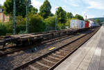 Leerer vierachsiger Drehgestell-Containertragwagen 31 80 4578 206-2 D-KOMBI, der Gattung Sgmnss, der Kombiverkehr GmbH & Co KG (Frankfurt am Main), am 30 Juli 2025 im Zugverband bei der Zugdurchfahrt in Kirchen/Sieg. 

Der Wagen wurde 2019 von Astra Rail Industries in Arad (Rumänien), mit Lizenz der Ferriere Cattaneo SA (Schweiz), gebaut. 

TECHNISCHE DATEN (laut Anschriften):
Spurweite: 1.435 mm (Normalspur)
Anzahl der Achsen: 4 in zwei Drehgestellen
Länge über Puffer: 17.240 mm
Drehzapfenabstand: 12.200 mm
Ladelänge: 16.000 mm
Höhe der Ladefläche von SOK: 1.115 mm
Eigengewicht: 17.000 kg
Max. Zuladung bei Lastgrenze S: 73,0 t (ab Streckenklasse D)
Max. Zuladung bei Lastgrenze SS: 63,0 t (ab Streckenklasse C)
 
Kleinster bef. Gleisbogenradius: R 75 m 
Bremse: KE-GP-A (K)
Bremssohle: Jurid 816M
Verwendungsfähigkeit: TEN-GE (G1)

Die Kombiverkehr GmbH & Co KG ist ein logistisches Dienstleistungsunternehmen und ein Eisenbahnverkehrsunternehmen mit Sitz in Frankfurt am Main (Deutschland). Gegründet wurde die Gesellschaft am 11. Februar 1969 durch 56 Straßentransporteure und Kraftwagenspediteure. Bis zur Beteiligung der DB Mobility Logistics AG mit 50 % im Jahr 2002 hielten die Spediteure 100 % der Kommanditanteile. Im März 2023 waren 225 nationale und internationale Speditionen sowie die DB Cargo Kommanditisten.