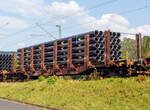 Vierachsiger Drehgestell-Flachwagen mit 8 Doppelrungenpaaren mit integrierter Niederbindeeinrichtung, 31 80 4724 039-1 D-DBSNI, der Gattung Snps 719.1, der DB Cargo Logistics GmbH (ex DB Schenker