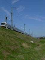 IC Richtung Osten auf dem Bahndamm bei Linderbach, 22.5.16.