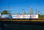 Der Werbewagen D-TRAIN 50 80 22-35 929-5 der Gattung Bnrz 450.3 (Vollwerbung TRI sucht Lokführern/Disponenten und Gute Laune Zugführern) der TRI Train Rental GmbH, abgestellt beim BW Köln Bbf, hier am 01 Juli 2025 aus einem Zug fotografiert. Der Wagen ist ein n-Wagen (ex Silberling) bzw. ein lazarettfähiger 2. Klasse Nahverkehrswagen, er wurde 1970 vom AW Karlsruhe, als DB 50 80 22-35 929-5 Bnrz 724 gebaut. 2001 wurde er im DB Werk Wittenberge in die Gattung Bnrz 450.3 umgebaut. Vermutlich 2017/18 wurde er von der DB Regio an die TRI Train Rental GmbH verkauft. Die Unterbauart 450.3 verfügt im Gegensatz zu den übrigen Varianten weiterhin über eine lazarettfähige Inneneinrichtung.

TECHNISCHE DATEN:
Spurweite: 1.435 mm (Normalspur)
Länge über Puffer: 26.400 mm
Wagenkastenlänge: 26.100 mm
Wagenkastenbreite: 2.825 mm
Höhe über Schienenoberkante: 4.050 mm
Drehzapfenabstand:19.000 mm
Achsstand im Drehgestell: 2.500 mm
Drehgestellbauart: Minden-Deutz 432
Leergewicht: 33 t
Höchstgeschwindigkeit: 140 km/h
Sitzplätze: 96 in der 2. Klasse
Abteile: 3 Großräume (2. Klasse)
Toiletten: 1, geschlossenes System
Dienstraum: ja
Bemerkungen: Design OFV mit Glastrennwänden; lazarettfähig
