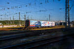Der Werbewagen D-TRAIN 50 80 22-35 929-5 der Gattung Bnrz 450.3 (Vollwerbung TRI sucht Lokführern/Disponenten und Gute Laune Zugführern) der TRI Train Rental GmbH, abgestellt beim BW Köln Bbf, hier am 01 Juli 2025 aus einem Zug fotografiert. Der Wagen ist ein n-Wagen (ex Silberling) bzw. ein lazarettfähiger 2. Klasse Nahverkehrswagen, er wurde 1970 vom AW Karlsruhe, als DB 50 80 22-35 929-5 Bnrz 724 gebaut. 2001 wurde er im DB Werk Wittenberge in die Gattung Bnrz 450.3 umgebaut. Vermutlich 2017/18 wurde er von der DB Regio an die TRI Train Rental GmbH verkauft. Die Unterbauart 450.3 verfügt im Gegensatz zu den übrigen Varianten weiterhin über eine lazarettfähige Inneneinrichtung.

TECHNISCHE DATEN:
Spurweite: 1.435 mm (Normalspur)
Länge über Puffer: 26.400 mm
Wagenkastenlänge: 26.100 mm
Wagenkastenbreite: 2.825 mm
Höhe über Schienenoberkante: 4.050 mm
Drehzapfenabstand:19.000 mm
Achsstand im Drehgestell: 2.500 mm
Drehgestellbauart: Minden-Deutz 432
Leergewicht: 33 t
Höchstgeschwindigkeit: 140 km/h
Sitzplätze: 96 in der 2. Klasse
Abteile: 3 Großräume (2. Klasse)
Toiletten: 1, geschlossenes System
Dienstraum: ja
Bemerkungen: Design OFV mit Glastrennwänden; lazarettfähig
