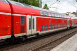 Der zweite Klasse klimatisierter Doppelstock-Reisezugwagen (Hocheinstiegs-Dosto) D-DB 50 80 26-75 046-5, der Gattung DBpza 753.5, vom rsx - Rhein-Sieg-Express der DB Regio NRW (Aachen), am 10 Juni