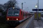 Auf Gleis 2 in Wustermark steht die RB13 nach Berlin Hbf(tief), geschoben von der 143 588-2.