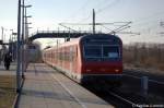 In Elstal verlsst die RB13 (RB 28863) nach Wustermark den Bahnhof.