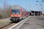 Der RE7 (RE 18718) nach Wnsdorf-Waldstadt verlsst gerade den Bahnhof Berlin-Schnefeld Flughafen.