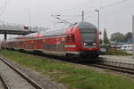 RE 18490 von Berlin Hbf(tief)nach Warnemünde bei der Durchfahrt in Warnemünde Werft.24.09.2017