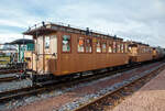 Der vierachsige 750 mm-Schmalspur 2./3. Klasse Abteil-Personenwagen mit Oberlichtdach und Heberleinbremse, KB4 970-316 des Traditionsbahn Radebeul e.V., abgestellt beim Schmalspur-Bahnhof Radebeul Ost (Lößnitzgrundbahn), hier am 07.12.2022. Hier im ehem. Erscheinungsbild der Königlich Sächsischen Staatseisenbahnen (um 1900) als K. Sächs. Sts. E. B. 343 K der Gattung BCC. 

Der Wagen wurde 1901in den Eigenen Werkstätten der K. Sächs. Sts.E.B. gebaut und unter der Nummer 343 K der Gattung 715 (BCC - 2./3. Klasse) in dienstgestellt. Die 4. Klasse schien der K. Sächs. Sts.E.B. anfangs wegen der kurzen Reiseentfernungen entbehrlich, wurde aber ab 1913 dann doch eingeführt. So wurde der Wagen zum CDD 343K (wurde auch1980 als dieser aufgearbeitet). Bei der DRG erhielt er die Nummer DRG K1246, später von der DR zuerst als DR 7.1246 geführt, erhielt er ab 1958 die Bezeichnung DR 970-316, KB 4. Im Jahr 1973 wurde er von der DR aus Cranzahl nach Radebeul umgesetzt und 1980 CDD 343K aufgearbeitet. Seit 2000 ist er Eigentum des Vereins und seit 2011 als BCC 343K.
