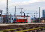 Diese Lokomotivbaureihe wird man bald auf deutschen Gleisen wohl öfters sehen können. Denn die DB Cargo erneuert seine Rangier- und Strecken-Lokflotte und beschafft neue Zweikraftlokomotiven der BR 248, als Ersatz für die älteren Diesellokomotiven der Reihe 294 (V 90). Es wurde Rahmenvertrag mit dem Hersteller Siemens Mobility über bis zu 400 Fahrzeuge, die einem Investitionsvolumen von deutlich über einer Milliarde Euro entsprechen, angeschlossen. Geliefert werden Lokomotiven vom Typ Vectron Dual Mode mit spezifischen Anpassungen für das von DB Cargo geplante Einsatzspektrum. Zunächst bestellt die DB Cargo 100 Loks der Baureihe 248. Die Auslieferung startet ab 2023. Die DB Loks sind aber stark modifiziert, so soll bei ihnen die Achslast maximal 21 t betragen (statt 22,5 t). Sie erhalten in den Führerständen einen zusätzlichen Seitenfahrschalter und einem Mikrofon statt des gewohnten Seitenfensters versehen. 

Hier fährt am 08.12.2022, die sehr neue (Baujahr 2022) Siemens Vectron Dual Mode 248 999-5 (90 80 2248 999-5 D-SIEAG) der Siemens Mobility GmbH (evtl. Vorführmaschine) durch den Hauptbahnhof Dresden in westlicher Richtung.

Die Vectron DM wurden 2022 von Siemens Mobility GmbH in München-Allach unter der Fabriknummer 23166 gebaut.

Der Vectron Dual Mode vereint die Vorteile einer vollwertigen Diesellokomotive mit denen von elektrischen Lokomotiven. Dank des leistungsstarken Dieselantriebs sowie der Ausstattung für die Nutzung der Fahrleitung kann man jederzeit flexibel auf die Traktionsanforderungen reagieren. So bleibt man immer in Bewegung, egal ob mit oder ohne Fahrdraht. Wo ein Fahrdraht ist, sollte man ihn nutzen. Denn der Betrieb unter Oberleitung ist im Vergleich zum Dieselbetrieb deutlich kosteneffizienter und umweltfreundlicher. Doch weil es in Deutschland noch lange Zeit Strecken geben wird, die nicht vollständig elektrifiziert sind, fahren viele Diesellokomotiven unter Fahrdraht weiter. Das ist aber ökonomisch und ökologisch wenig sinnvoll. Dies ist hier ein Beispiel einer echten Alternative. 

Mit der Vectron Dual Mode ist es möglich Güterzüge aus dem Umland umweltschonend in die Zentren der Ballungsräume zu befördern. Nur so einfach, wie in der Siemens Werbung ist es auch nicht, denn die Lok vier Achsen (Bo’Bo’) und wiegt 90 t, so ergibt sich eine Achslast  von 22,5 t. Nicht elektrifizierte Nebenstrecken haben nicht gerade alle von min. D2 (22,5 t), und können so auch nicht befahren werden. Auch die Leistung der DM im Vergleich zu heutigen Hochleistungselektrolokomotiven ist mit 2.400 kW erheblich geringer. Mit den Dieselstreckenloks kann sie aber mit 2.000 kW sehr gut mithalten, zudem liegt die Anfahrzugskraft bei stattlichen 300 kN.

TECHNISCHE DATEN der Siemens Vectron Dual Mode (BR 248)
Spurweite: 1.435 mm
Achsformel: Bo'Bo'
Länge über Puffer: 19.975 mm
Drehzapfenabstand: 10.800 mm
Achsabstand im Drehgestell: 2.700 mm
Breite: 3.020mm
Höhe:  4.220 mm
Raddurchmesser :  1.100 mm (neu) / 1.020 mm (abgenutzt)
Gewicht:  90 t (bei vollen Vorräten)
Achslast: 22,5 t
Spannungssysteme (bei E-Betrieb): 15 kV, 16,7 Hz
Dieselmotor: MTU 16V 4000 R84 (16-Zylinder-V-Motor)
Dieselmotorleistung an der Kurbelwelle: 2.400 kW
Max. Leistung am Rad: 2.400 kW bei E-Antrieb / 2.000 kW bei D-Antrieb
Höchstgeschwindigkeit:160 km/h
Antriebsart: elektrisch oder dieselelektrisch
Kraftübertragung :Teilabgefederter Antrieb (Ritzelhohlwellenantrieb)
Kraftstoffbehälter Nutzvolumen: 2.600 l
Anfahrzugskraft:  300 kN
Elektrische Bremskraft: 150 kN
Elektrische Bremsleistung (am Rad): E-Betrieb 2.100 kW / Dieselbetrieb 1.700 kW
Doppeltraktion: Über WTB ÖBB mit typgleichen Fahrzeugen sowie Vectron E, Vectron DE und ER20
Zugsicherung: PZB / für ETCS vorbereitet