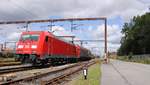 DBCSC 185 329-7, REV/ LD X/14.04.15, hat mit ihrem 6 Waggen Güterzug Einfahrt in Pattburg/DK.