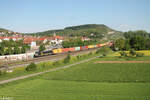 193 856 zieht mit einem Containerzug durch Retzbach-Zellingen. 11.05.24