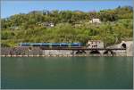 Ein ATR 220  Swing  fährt unter der Ponte della Maddalena durch und wird in Kürze den Bahnhof Borgo a Mozzano erreichen.