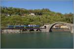 Ein ATR 220  Swing  fährt unter der Ponte della Maddalena durch und wird in Kürze den Bahnhof Borgo a Mozzano erreichen.