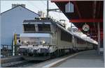 Die SNCF BB 22209 mit einem TER nach Lyon wartet in Genève auf die Abfahrt.