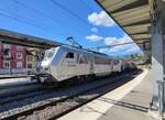 Die SNCF BB 26177 wartet mit einem kurzen Güterzug in Bellegarde auf die Weiterfahrt nach Genève  La Praille.
26. August  2024