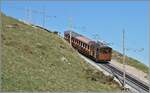 Steil bergauf führt die Trasse der Chemin de Fer de La Rhune, welches eine He 2/2 Drehstromloks mit ihrem Zug gerade befährt. Schön zu sehen, die erst vor kurzem total erneuerten Gleise der Bahn. 12. April 2024