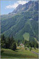 Kleiner Zug in grossartiger Landschaft: ein SNCF TER ist bei Le Buet auf dem Weg nach Vallorcine. 

20. Juli 2022