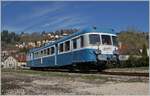 Der SNCF X 2816 rangiet in Morteau. Die Dieseltriebzüge X 2800 wurden ab 1957 bei Decauville (X 2801 - X 2816) sowie bei Renault (X 2817 - X 2919) gebaut, also insgesamt 119 Stück. Die letzten X 2800 verkehrten noch bis 2009 im regulären Verkehr. Der hier zu sehende X ABD 2816 gehört der  Assosiation l'autrail X2800 du Haut Doubs  und ist im Rahmen einer Ostersonderfahrt in Morteau beim Rangieren zu sehen. (Standpunkt: am Zaun, auf dem Parkplatz beim Bahnhof) 

16. April 2022