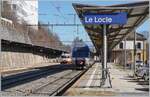 Der TRN (TansN, ex cmn) BDe 4/4 N° 3 wartet in Le Locle auf die Abfahrt als R 24 nach Les Brents und im Vordergrund steht der nach Besançon Viotte fahrende SNCF X 76716

3. Februar 2024