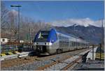 Der SNCF Z 27742 auf dem Weg von St-Gervais-le-Bains-Le Fayet nach Bellegarde (Ain) beim Halt in Saint-Pierre-en-Faucigny.