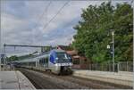 Der SNCF Triebzug 27692 und ein weiterer erreichen als TER Lyon - Genüve den Halepunkt Russin, wo der Zug jedoch (fahrplanmässig) nicht anhält.