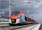 Der SNCF Z 31533 (Coradia Polyvalent régional tricourat) wartet in Annemasse im Sonnenlicht vor dem Hintergrund dunkler Wolken auf die Abfahrt nach Bellegarde (Ain).