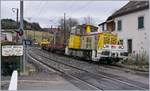 Die beiden Y 8507 und Y 8705 mit ihren beiden Dienstgüterwagen bei der Durchfahrt in Groisy-Thorens-la-Caille; beachtenswert das mechanische Ausfahrsignal der Gegenrichtung.