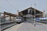 Ein Bild, welches beim Betrachten des  Bahnsteigdachs  darauf hindeuten könnte, dass es in Marseille eher selten regnet. Die SNCF BB 22247 wartet mit ihrem TER nach Nice-Ville im Marseille Saint-Charles auf die baldige Abfahrt. 

21. März 2025