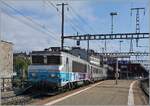 Die SNCF BB 22397 verl�sst Gen�ve mit ihrem TER 96634 nach Grenoble. Die Eins�tze der einst weit verbreiteten  nez cass�  gehen strak zur�ck, so habe ich in Gen�ve nur noch dieses Zugspaar der TER Grenoble-Gen�ve-Grenoble (96605/96634) gefunden, welches mit einer BB 22200 verkehrt. 20. August 2024 