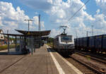 Die  Marathon Lok , die Alstom Prima BB 37002 (91 87 0037 002-5 F-AKIEM) der Akiem, ex Fret SNCF 437002, fährt am 01 Juli 2025 auf Tfzf (Triebfahrzeugfahrt) / Lz (Lokzug) durch den Bahnhof Dillingen/Saar in südlicher Richtung (Dillinger Hütte bzw. Völklingen).

Die Mehrsystemlok Alstom Prima EL3U/4 wurde 2004 unter der Fabriknummer FRET T 002 von Alstom gebaut und an die Fret SNCF geliefert. Sie hat die Zulassungen für Frankreich und Deutschland.

Die Alstom Prima EL3U/4 ist eine für den Einsatz im Güterzugdienst vorgesehene Elektrolokomotive aus der französischen Produktfamilie von Mehrsystemfahrzeugen Alstom Prima. Sie wurde so konzipiert, dass für die Bahngesellschaften möglichst geringe Anschaffungs- und Unterhaltungskosten anfallen. Die Loks sind mehrsystemfähig und können unter drei verschiedenen Stromsystemen (1,5 kV= / 25 kV, 50 Hz~ / 15 kV, 16,7 Hz~) eingesetzt werden. Bei der SNCF sind sie als Baureihe BB 37000 und für die Privatbahnen als Baureihe BB 37500 eingereiht.

Von der Alstom Prima EL3U wurden insgesamt 91 Lokomotiven gebaut, davon 60 für die SNCF (BB 37000) und 31 Maschinen der baugleichen Serie E 37500 für die privaten Veolia und CB Rail. Diese Maschinen kommen regelmäßig aufgrund ihrer Mehrsystemtauglichkeit mit Güterzügen von und nach Deutschland zum Einsatz. Der Triebfahrzeugführerplatz in den beiden Endführerständen der Lokomotiven ist jeweils mittig angeordnet.
