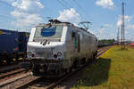 Die  Marathon Lok , die Alstom Prima BB 37002 (91 87 0037 002-5 F-AKIEM) der Akiem, ex Fret SNCF 437002, fährt am 01 Juli 2025 auf Tfzf (Triebfahrzeugfahrt) / Lz (Lokzug) durch den Bahnhof Dillingen/Saar in südlicher Richtung (Dillinger Hütte bzw. Völklingen).

Die Mehrsystemlok Alstom Prima EL3U/4 wurde 2004 unter der Fabriknummer FRET T 002 von Alstom gebaut und an die Fret SNCF geliefert. Sie hat die Zulassungen für Frankreich und Deutschland.

Die Alstom Prima EL3U/4 ist eine für den Einsatz im Güterzugdienst vorgesehene Elektrolokomotive aus der französischen Produktfamilie von Mehrsystemfahrzeugen Alstom Prima. Sie wurde so konzipiert, dass für die Bahngesellschaften möglichst geringe Anschaffungs- und Unterhaltungskosten anfallen. Die Loks sind mehrsystemfähig und können unter drei verschiedenen Stromsystemen (1,5 kV= / 25 kV, 50 Hz~ / 15 kV, 16,7 Hz~) eingesetzt werden. Bei der SNCF sind sie als Baureihe BB 37000 und für die Privatbahnen als Baureihe BB 37500 eingereiht.

Von der Alstom Prima EL3U wurden insgesamt 91 Lokomotiven gebaut, davon 60 für die SNCF (BB 37000) und 31 Maschinen der baugleichen Serie E 37500 für die privaten Veolia und CB Rail. Diese Maschinen kommen regelmäßig aufgrund ihrer Mehrsystemtauglichkeit mit Güterzügen von und nach Deutschland zum Einsatz. Der Triebfahrzeugführerplatz in den beiden Endführerständen der Lokomotiven ist jeweils mittig angeordnet.

TECHNISCHE DATEN der Prima EL3U/4:
Hersteller: Alstom S.A.
Baujahre:2004 bis 2006
Spurweite: 1.435 mm
Bauart: Bo'Bo'
Länge über Puffer: 19.520 mm
Drehzapfenabstand: 10.060 mm
Achsabstand im Drehgestell: 2.600 mm
Triebraddurchmesser: 1.150 mm (neu)
Breite: 2.857 mm
Höhe: 4.310 mm
Dienstgewicht: 89 t
Höchstgeschwindigkeit: 140 km/h (Frankreich), 120 km/h (Deutschland)
Dauerleistung: 4.200 kW
Anfahrzugkraft: 320 kN
Dauerzugkraft: 200 kN (80 km/h)
Bremse: Nutzbremse Widerstandsbremse (2.600 kW)
Stromsysteme: 1,5 kV DC,  25 kV, 50 Hz AC und 15 kV, 16,7 Hz AC
Anzahl der Fahrmotoren: 4 Asynchronmotoren mit Zwangsbelüftung vom Typ Alstom 6 FRA 4567