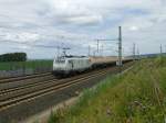 Die Captrain-Prima E 37 528 mit einem Tankwagenganzzug am Abzweig Azmannsdorf, 8.7.15