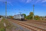 Die akiem-Lokomotive 37050 fhrt am 13.10.2020 einen Containerzug durch Saarmund.