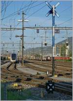  Rangieren verboten  und der TGV Lyria 4411 im Rangierbahnhof von Biel.