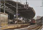 Während die SBB RE 4/4 II 11194 (und am Zugschluss die Re 4/4 II 11197) mit ihrem Dispozug einem IR 90 ersetzen wartet unter der Bahnhofshalle von Lausanne ein TGV Lyria auf die Abfahrt.