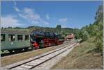 Die 52 8163-9 mit vier vierachsigen Plattform Wagen Bi 4 (ex Seetal/EBT?) auf der Fahrt nach Fontaine Ronde wartet in Le Touillon auf den Gegenzug.