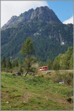 Kleiner Zug in grosser Landschaft: Ein SNCF TER von Chamonix nach Vallorciene kurz vor seinem Ziel.