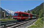 Der SNCF Z 850 N° 54 (94 87 0001 858-3 F-SNCF) verlässt in Argentière in Richtung Chamonix; das Gegenlichtbild bietet noch etwas Potenzial, Zug und das Mont-Blanc Massiv etwas