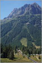 Kleine Bahn in grossartiger Landschaft: der TMR BDeh 4/8 21 ist als SNCF TER von St-Gervais nach Vallorcine unterwegs und hat gerade Le Buet verlassen.