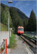 Der SNCF TER 18910 erreicht die kleine Station La Joux.