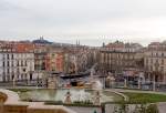 Blick vom Palais Longchamp in Marseille am 23.03.2015, unten fhrt ein 7-teiliger Bombardier Flexity Outlook C - Cityrunner der Linie T 2 von der Station Longchamp (am Boulevard Longchamp) weiter in Richtung Blancarde Foch. Oben links im Bild, auf Marseille´s hchster Erhebung (161 m) die Marien-Wallfahrtskirche Notre-Dame de la Garde.