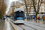 Ein 7-teiliger Bombardier Flexity Outlook C - Cityrunner der Linie T 2 (nach Arenc le Silo) der Straßenbahn in Marseille.