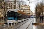 Straßenbahn in Marseille: Ein 7-teiliger Bombardier Flexity Outlook C - Cityrunner der Linie T 2 (nach Blancarde/Foch) der rtm (Régie des transports de Marseille). hier am 25.03.2015 bei der Station Belsunce Alcazar.