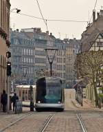 . Begegung einer Eurotram und einer Citadis-Bahn nahe der Straburger Oper - An der Place Broglie sind Trambegegnungen recht hufig und was hier aussieht, wie eine Doppeleinheit, sind in Wirklichket zwei unterschiedliche Straenbahntypen, die sich kreuzen. 30.10.2011 (Jeanny)