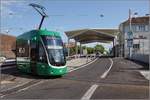 Linie 3 nach Frankreich. Flexity 5032 macht rund um das Zollgebäude Kehrt nach Basel. 
St. Louis, Juli 2017.