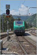 Die SNCF BB 27067 bzw. BB 427067 (UIC 91 87 0027 067-4 F-SNCF hat den Getreidezug nach Italien nachgeschoben und verlässt ihn nun in Vallorbe ohne fremde Hilfe, da die Rangierfahrstrasse auf die SNCF Fahrleitungsspannung umgeschaltet werden kann. An der Spitze der Zugs wird in der Folge die BB26000 von einer SBB Re 6/6 in den 50 Hz Bereich zurück gestossen. 

16. Juni 2022