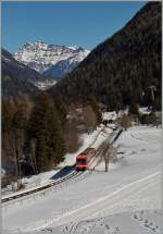 Der SNCF TER 18934 hat Vallorcine (im Hintergrund zu sehen) verlassen und fährt nun Richtung Chamonix.