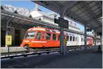 Der SNCF BDeh 4/8 801/804 (94 87 0000 804-8 F-SNCF) wartet in Chamonix Mont-Blanc auf die Weiterfahrt nach Vallorcine. Neben dem Zug, der (bewusst) durch Bahnsteigdachmasten verdeckt ist, sind zahlreiche Details zu sehn wie z.B der Entwerter, Teile der Stromschiene und Warn- und Hinweisschilder. 

14. Februar 2023